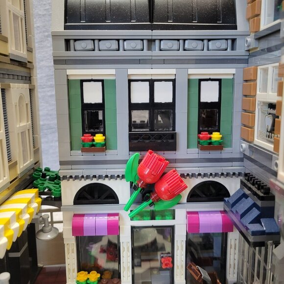 Lego Creator 10255 Assembly Square - Picture 9 of 14